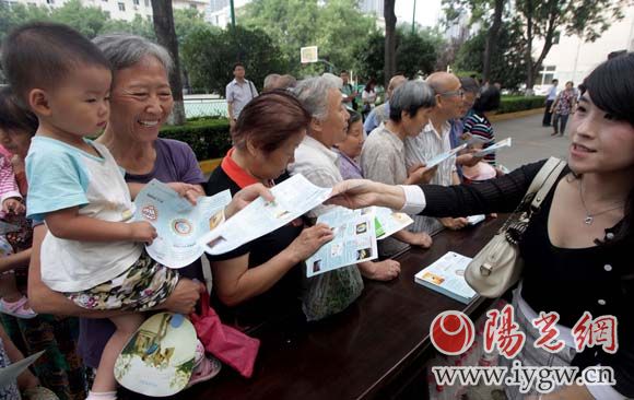 工作人員向市民發(fā)放環(huán)保知識讀本捅青。